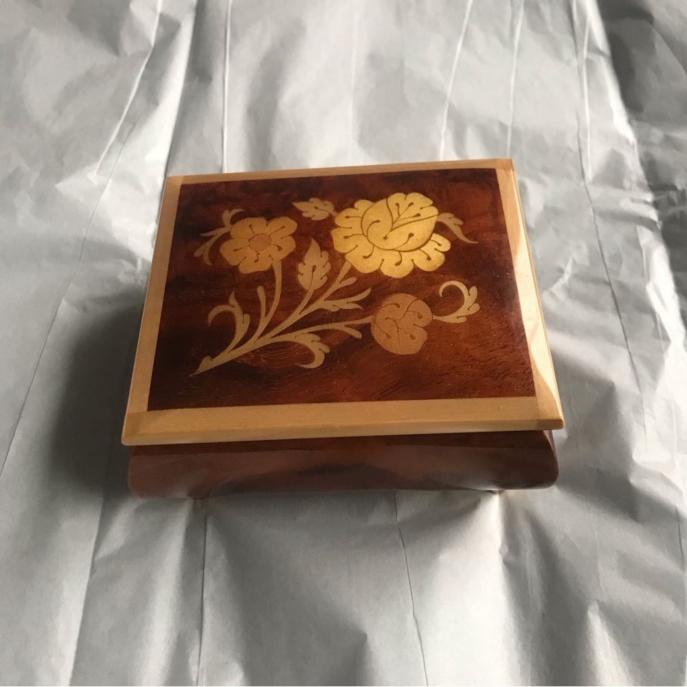 Beautiful Vintage Italian Music box “wish upon a star” tune. Christmas 🎁